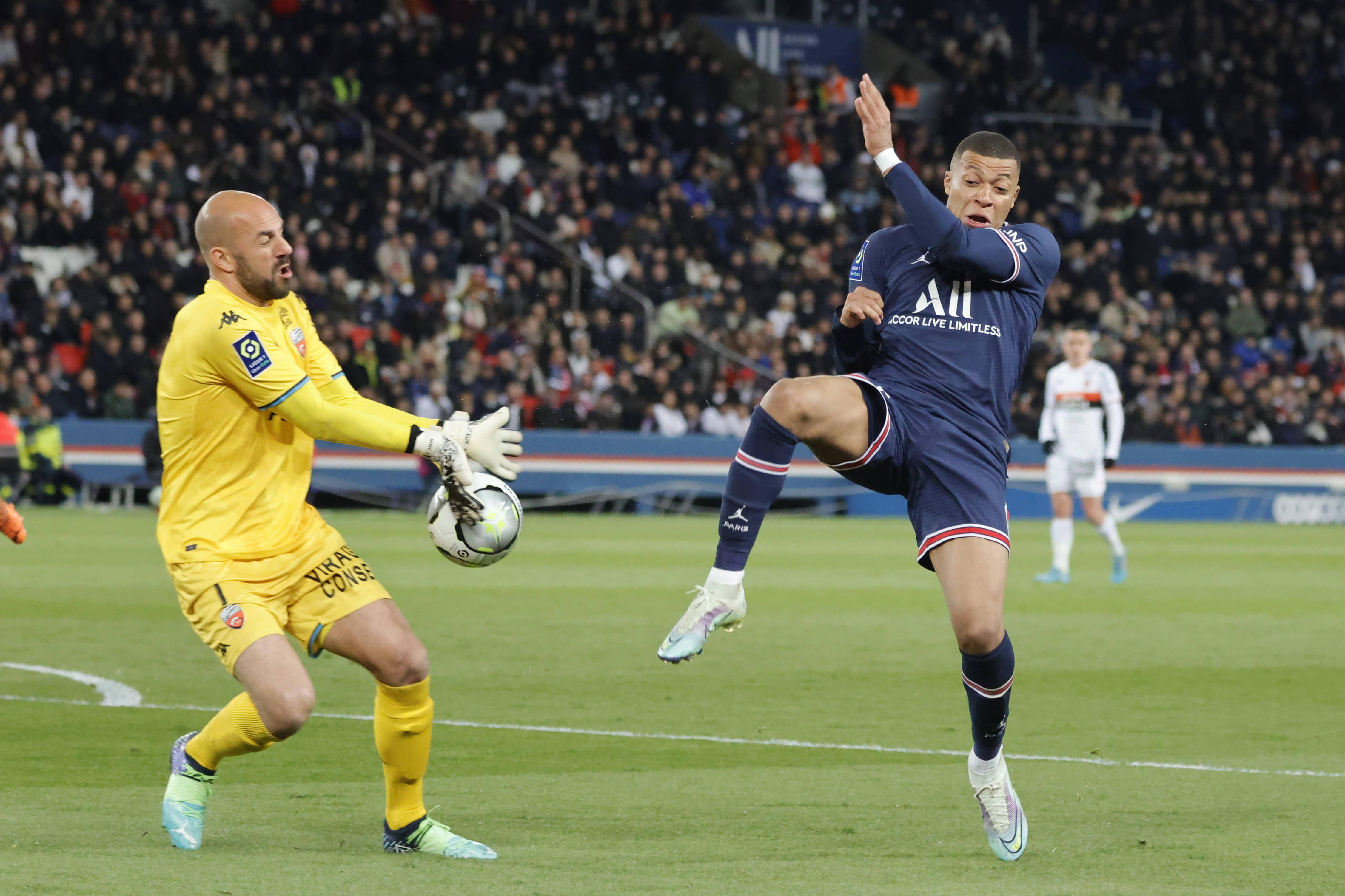 包含巴黎圣日耳曼法甲战胜朗斯姆巴佩点射命中的词条